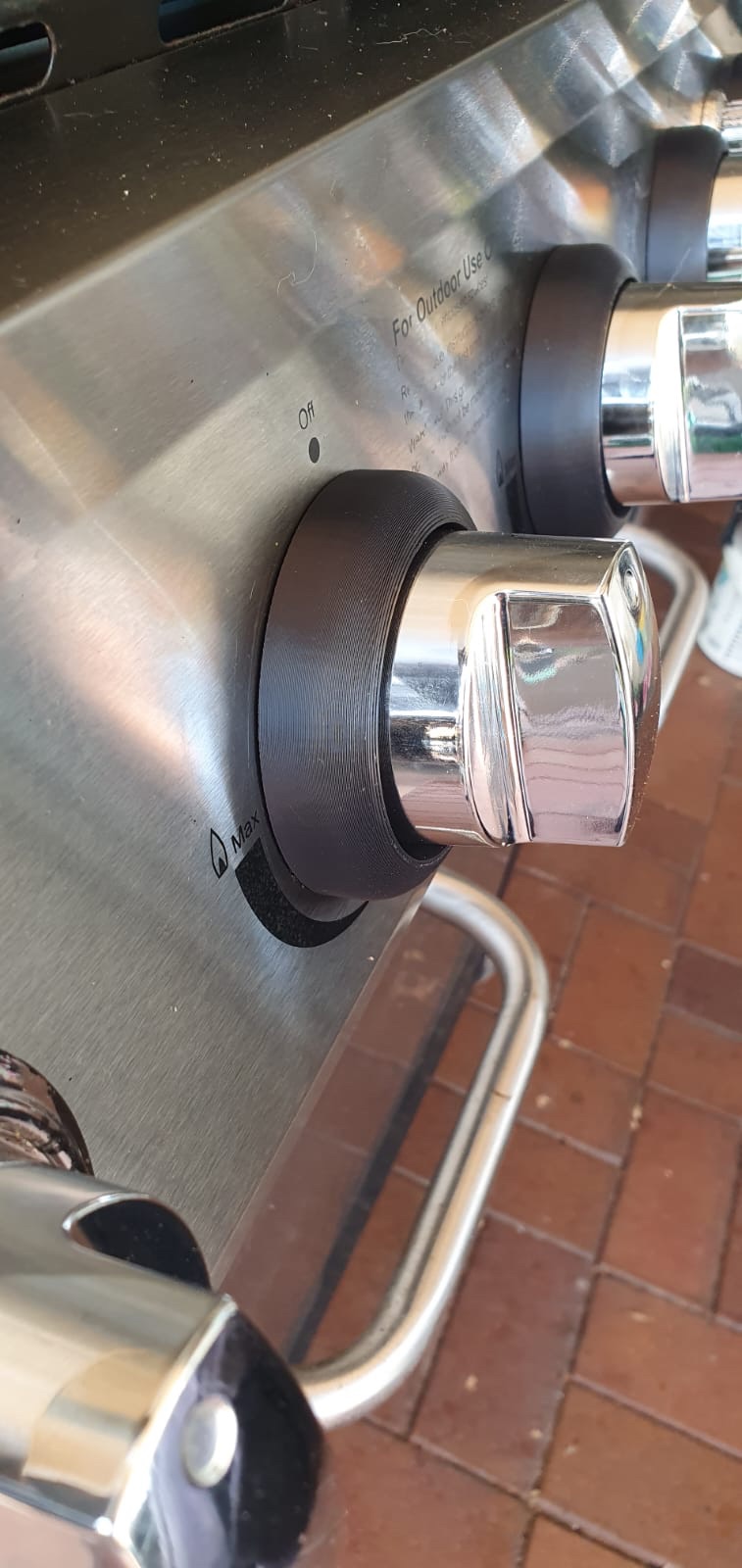 3D-gedruckter Drehknopf-Ring am Gasgrill, passgenau montiert