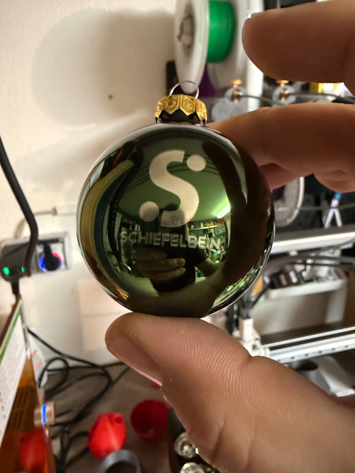 Lasergravur auf Christbaumkugel, Logo Schiefelbein