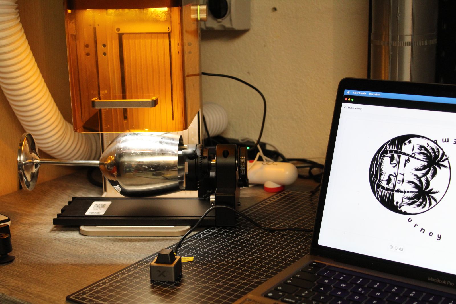 Lasergravur auf Christbaumkugel, Logo Schiefelbein