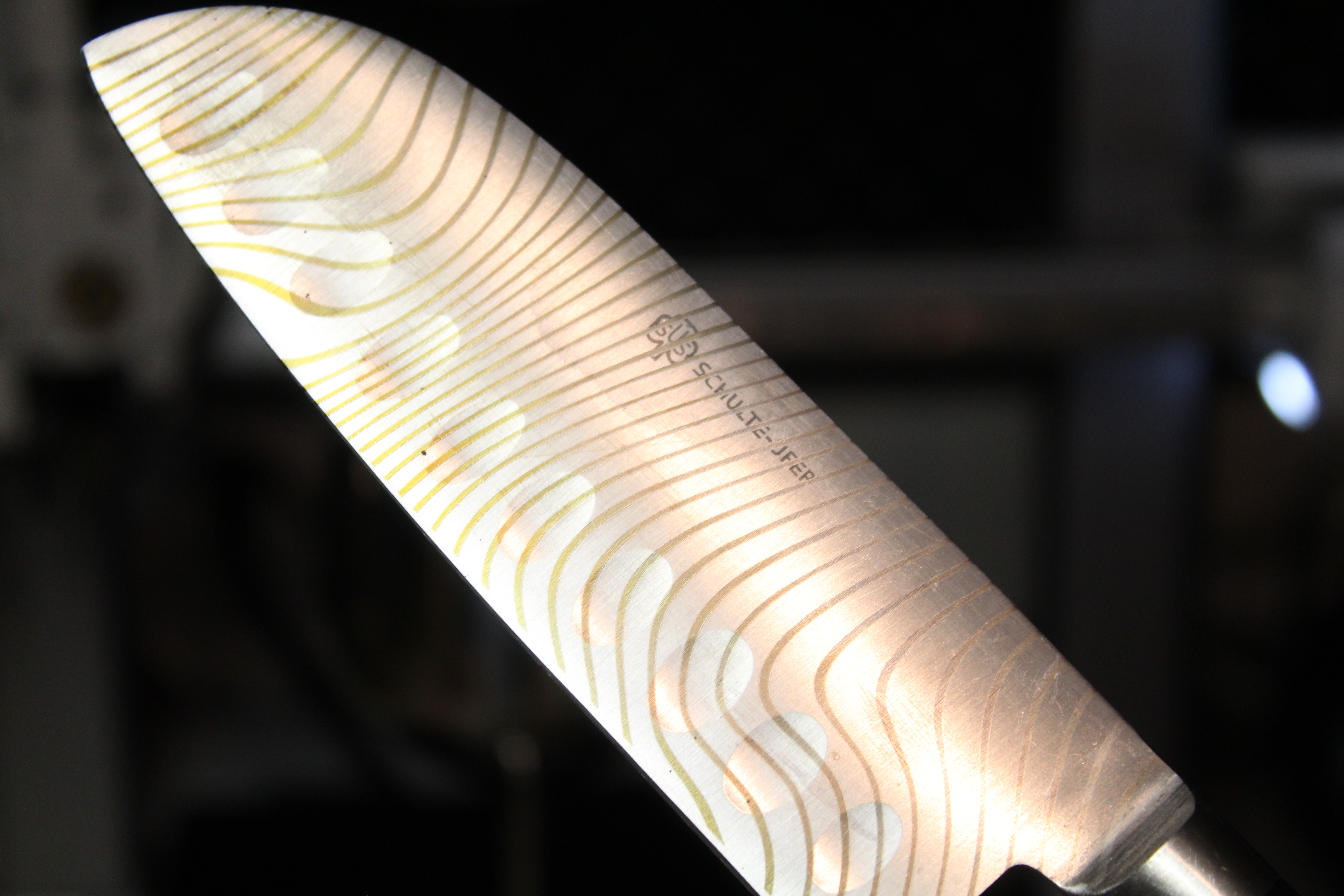 Detailaufnahme einer Messer-Gravur
